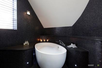черная мозаика в ванной1.jpg