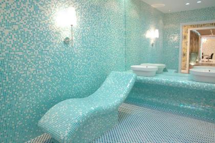 голубая мозаика в ванной.jpg