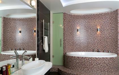 шоколадная мозаика в ванной6.jpg